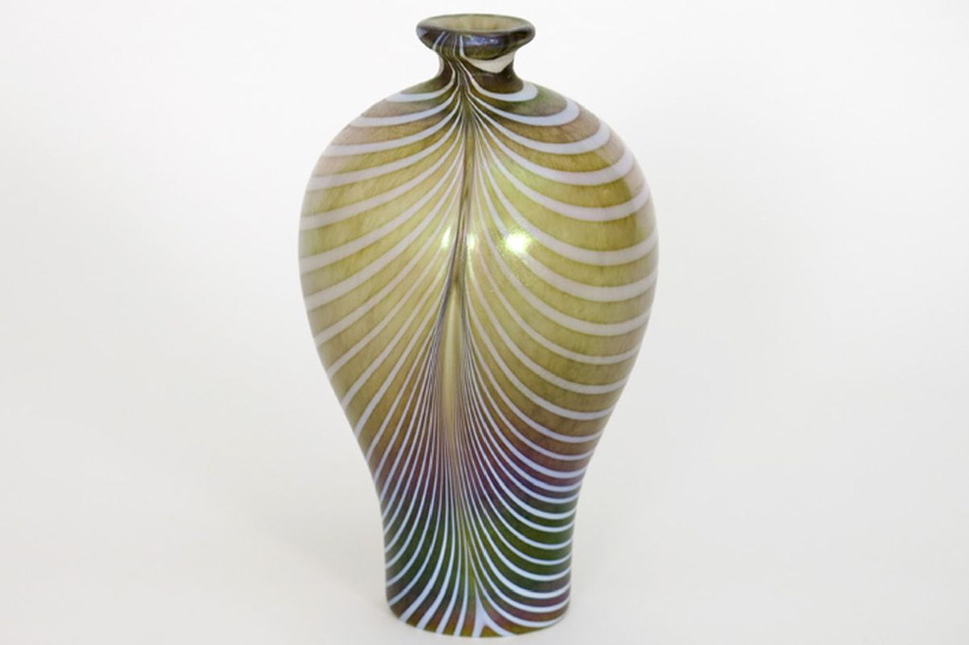 BERTIL VALLIEN (° 1938) design vaas in glas, gemerkt "Kosta Boda", met iriserend [...]