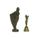 Lot van twee kleine Art Nouveau-sculptuurtjes in brons : "Gevleugelde dame" en [...]