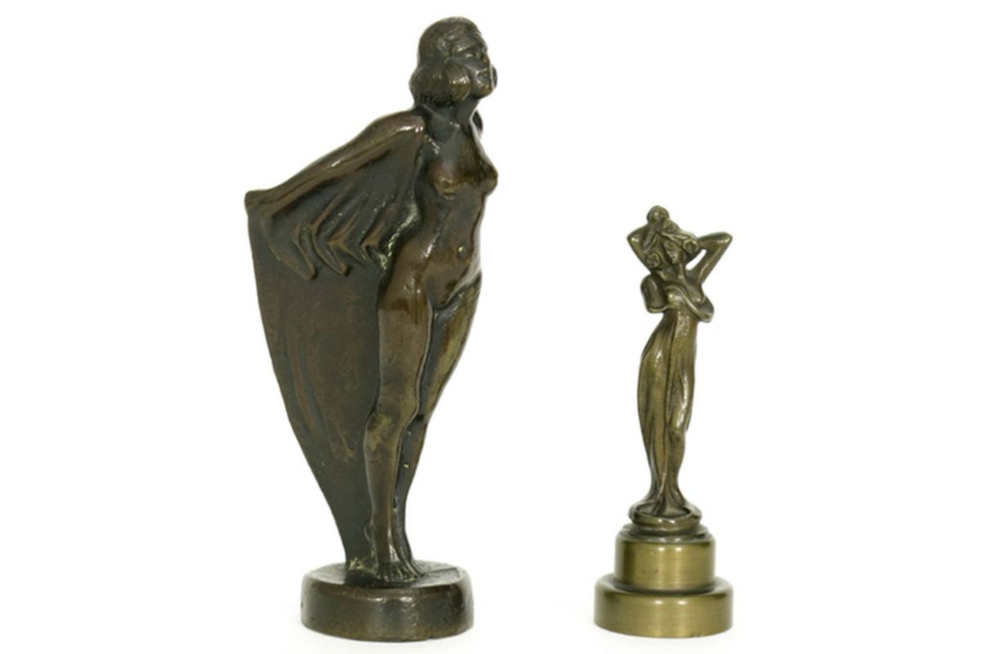 Lot van twee kleine Art Nouveau-sculptuurtjes in brons : "Gevleugelde dame" en [...]