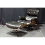 Zgn "Lounge Chair 670" met bijhorende voetsteun in hout en leder naar het beroemde [...]