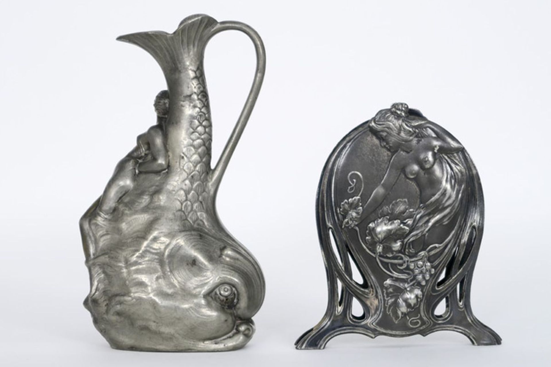Lot van twee Art Nouveau items in zilvertin met typische zweepslagornamentiek : - een [...] - Bild 2 aus 3