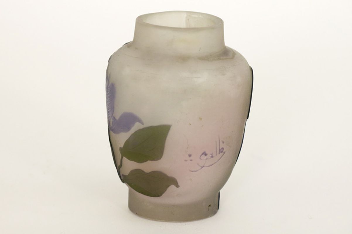 GALLÉ (met ster) klein Art Nouveau vaasje in cameo glaspasta met een bloemendecor [...] - Image 2 of 4