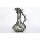 PETIZON JEAN-MAURICE (1855 - 1922) Franse Art Nouveau-kruik in gemerkt zilvertin [...]