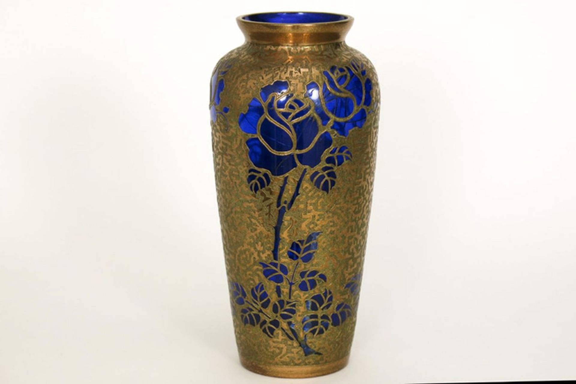VAL ST LAMBERT Art Nouveau-vaas in blauw kristal met een galvano (overlay) laag - [...]