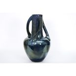 Onleesbaar gemerkte Art Nouveau-vaas in aardewerk met een iriserende glazuur op een [...]