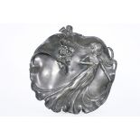 WMF Art Nouveau-sierschaal in zilvertin met de voorstelling van een vrouw - [...]