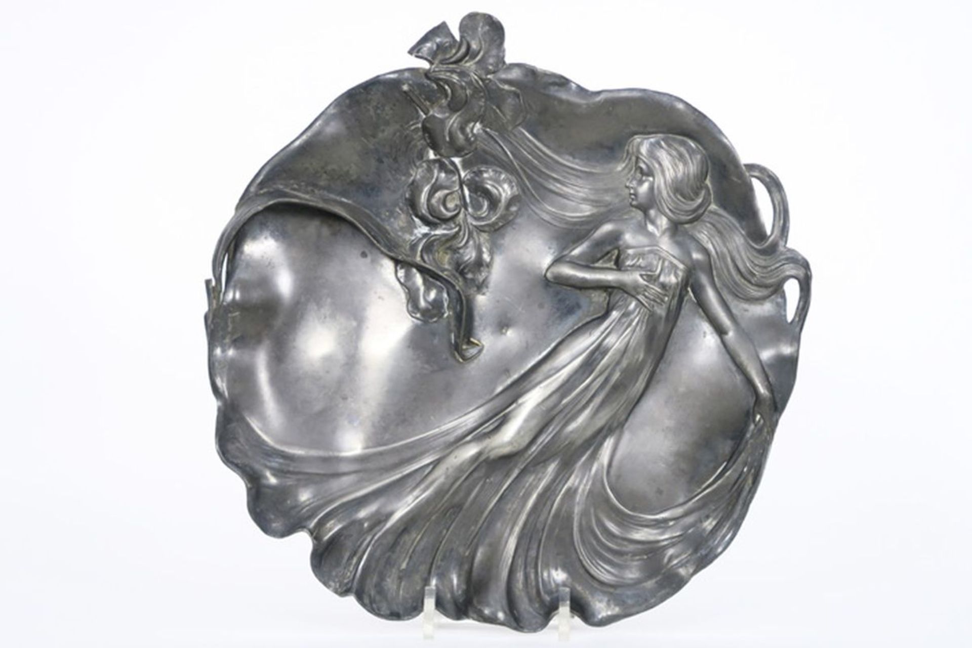 WMF Art Nouveau-sierschaal in zilvertin met de voorstelling van een vrouw - [...]