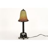 MÜLLER frêres LUNEVILLE Art Deco-lamp met smeedijzer en met kapje in gemarmerde [...]