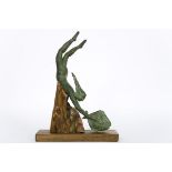 TAMBORRA (?) sixties' sculptuur in brons met groene patine en met een 'rots' in [...]