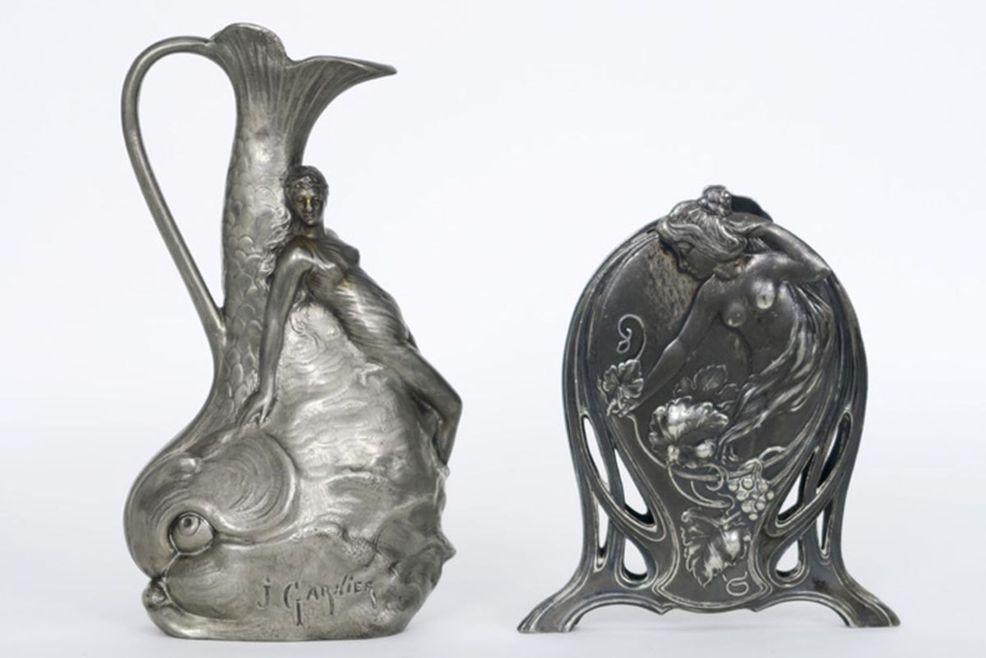 Lot van twee Art Nouveau items in zilvertin met typische zweepslagornamentiek : - een [...]