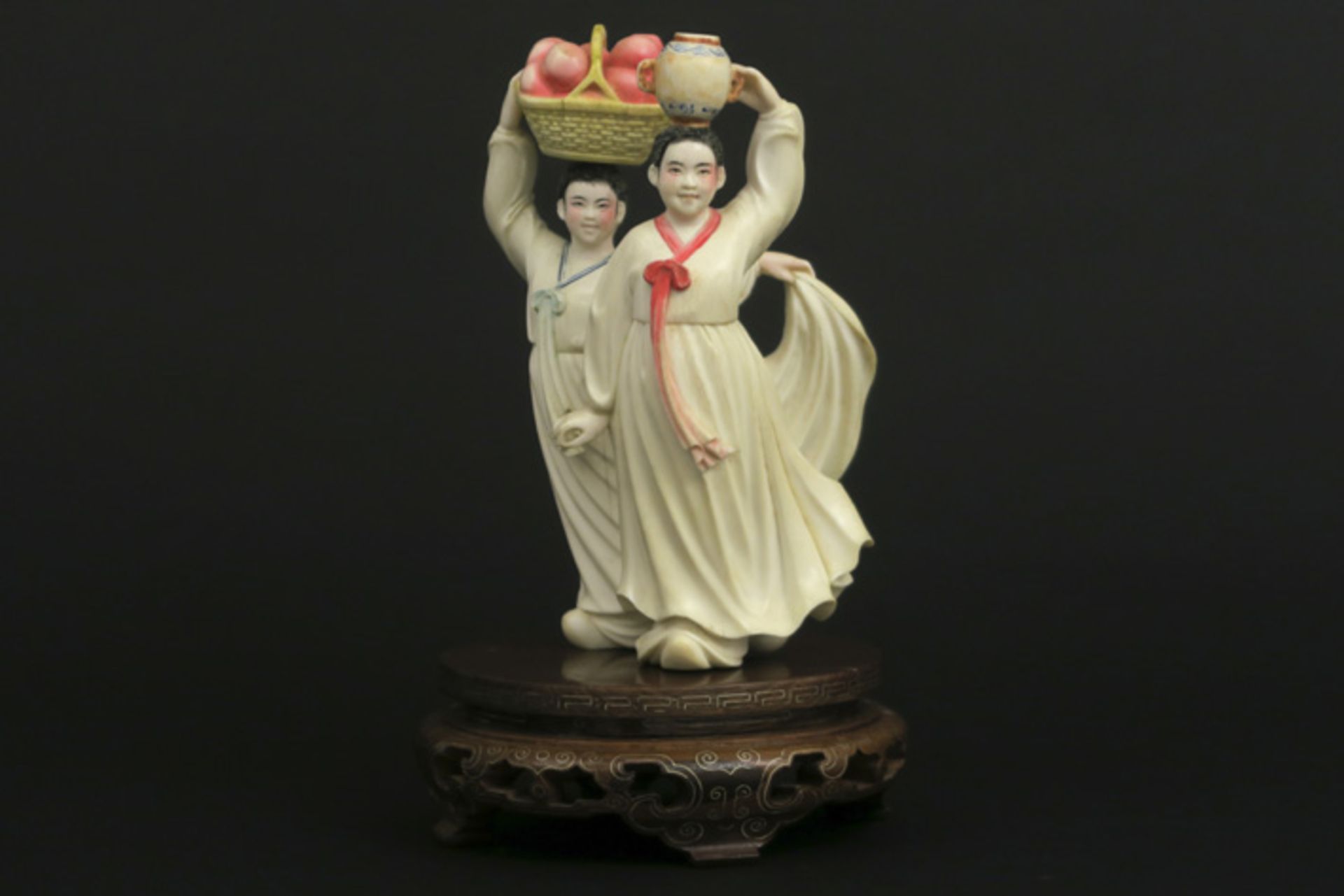 Chinese dubbelsculptuur uit de "Mao"-periode in ivoor met typische polychromie en met [...]