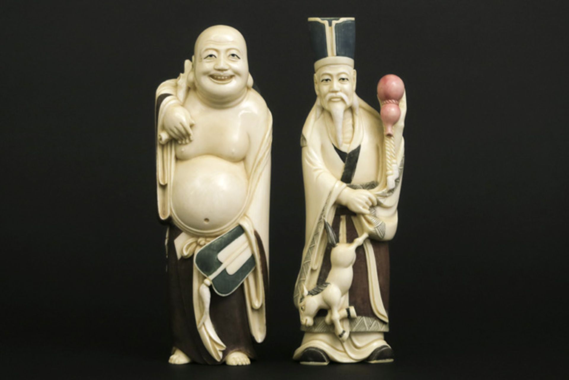 Paar oude Japanse sculpturen in deels gepolychromeerde ivoor telkens een man [...]