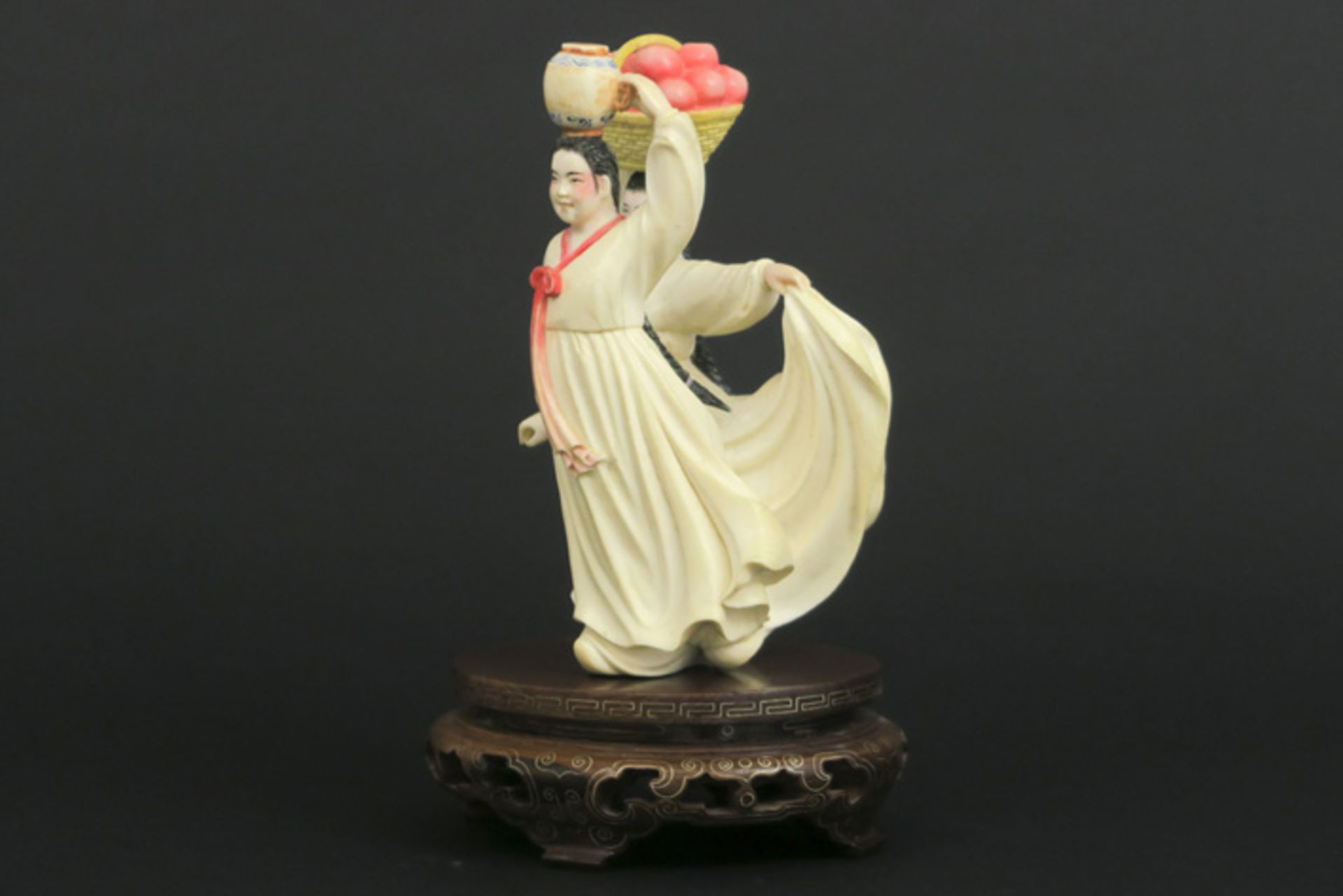 Chinese dubbelsculptuur uit de "Mao"-periode in ivoor met typische polychromie en met [...] - Bild 4 aus 5