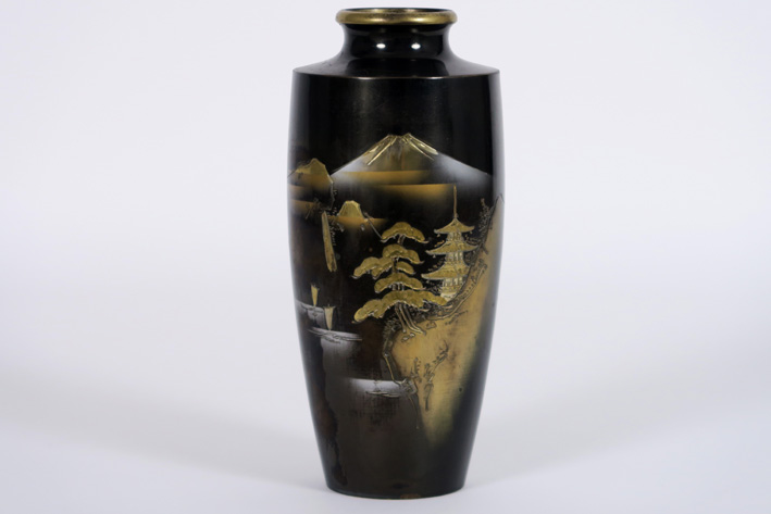 Antieke Japanse vaas in brons met zilver en goud en met landschapsdecor met vulkaan [...]