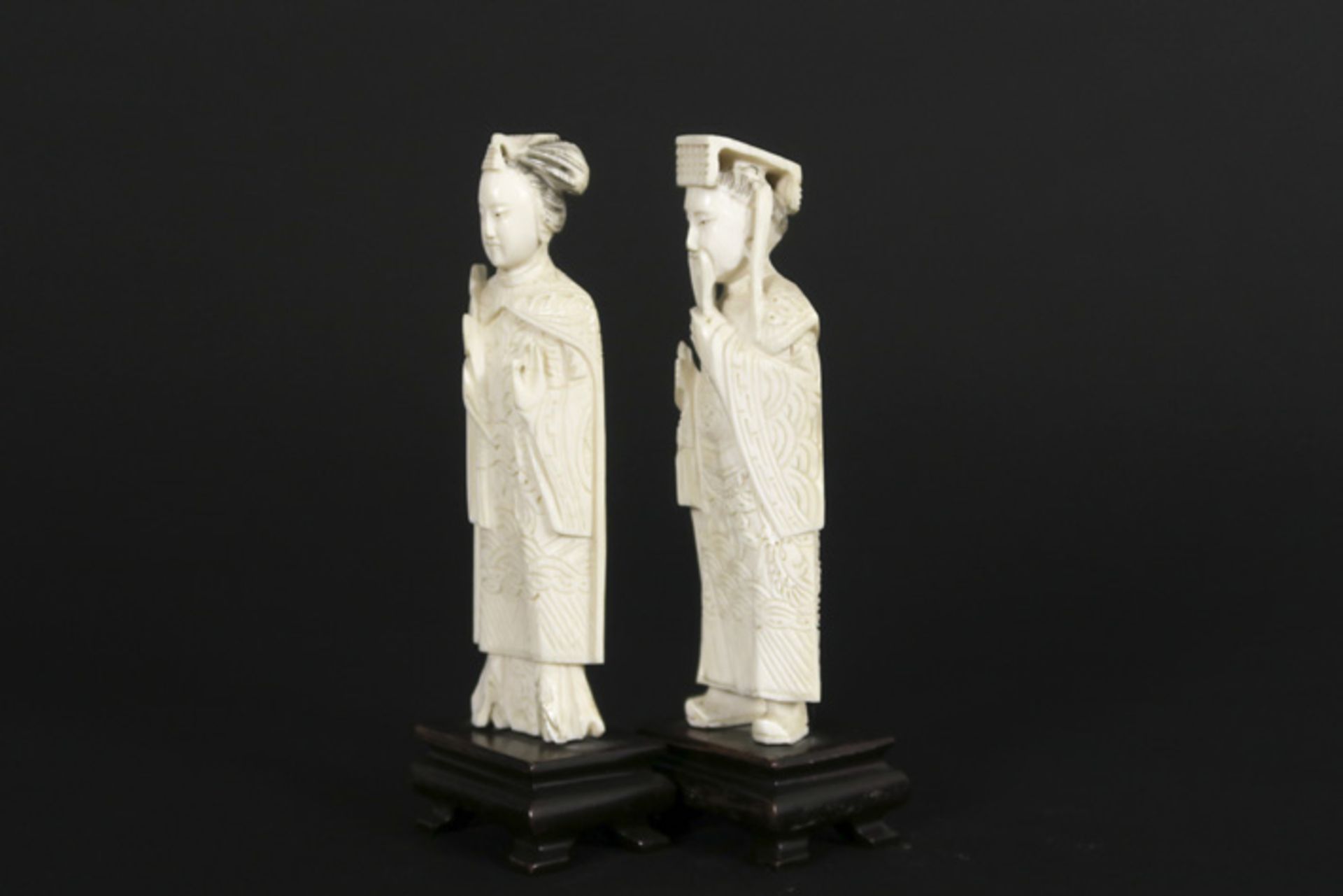 Paar kleine Chinese sculpturen in ivoor : "Keizer" en "Keizerin" - hoogtes : 12 en [...] - Bild 4 aus 4