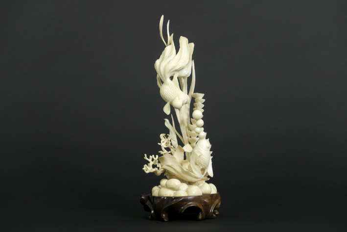 Antieke Chinese sculptuur in ivoor : "Compositie met vissen" - hoogte : 24 cm - [...]