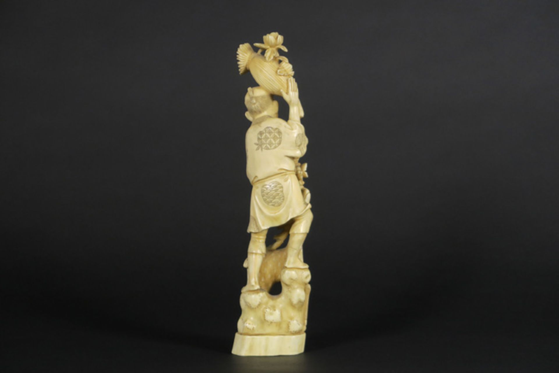 Antieke Japanse sculptuur in ivoor : "Man met hert" - hoogte : 30 cm - 19° eeuw [...] - Bild 3 aus 5