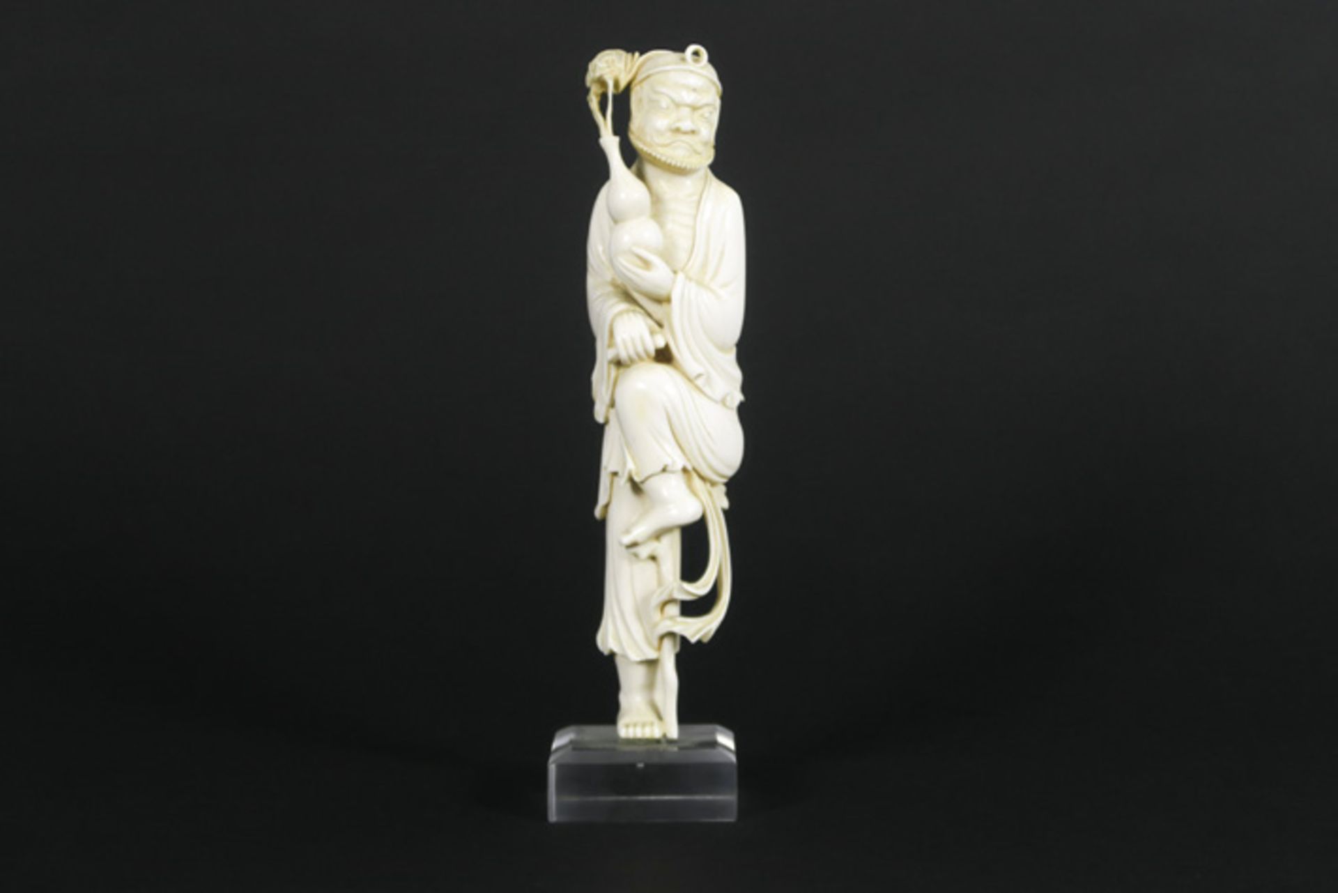 Antieke' Chinese sculptuur in ivoor met mooie patine en met de voorstelling van een [...]