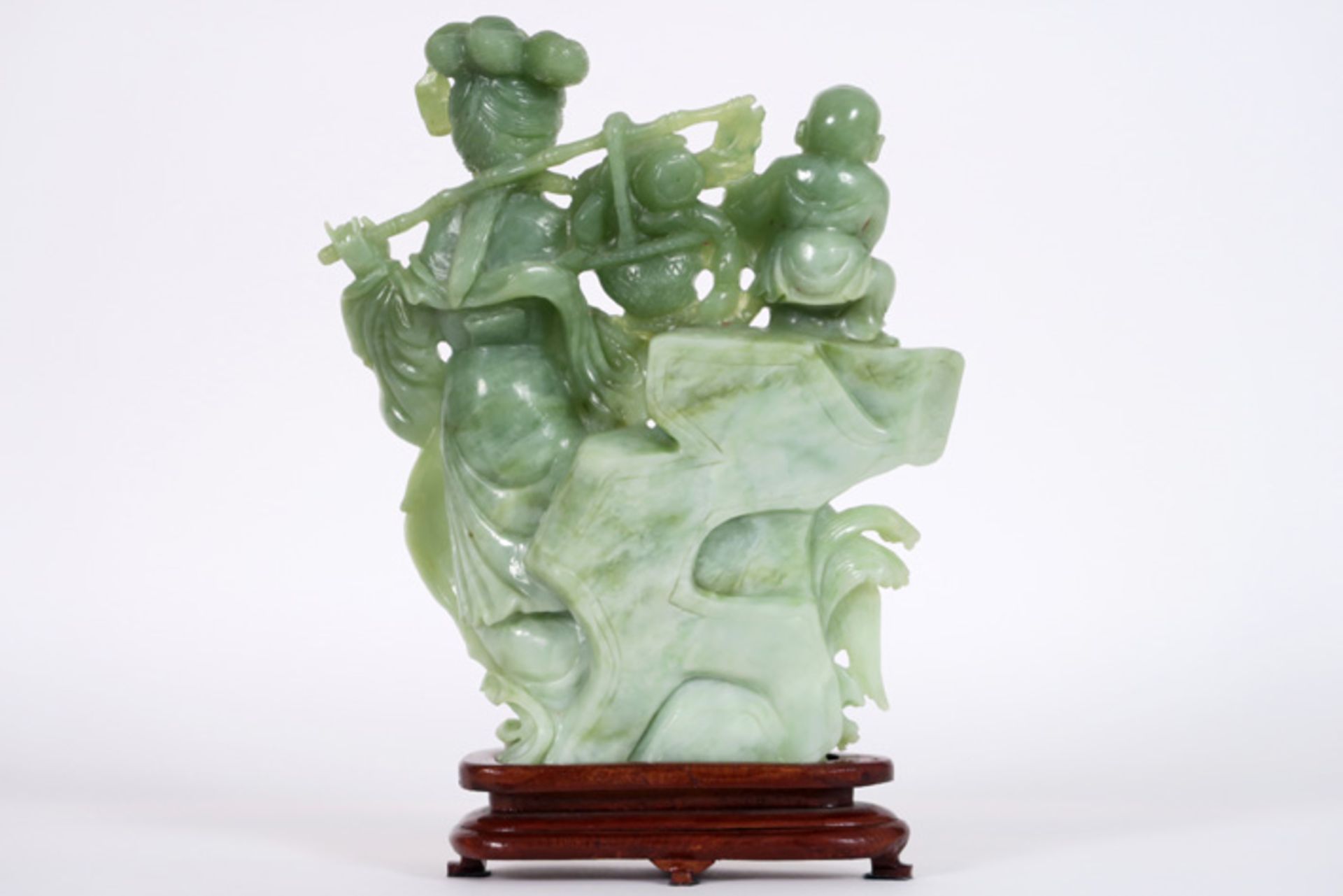 Chinese sculptuur in jade : "Hofdame met zotje" - hoogte : 25,5 cm||Chinese "court [...] - Bild 3 aus 4