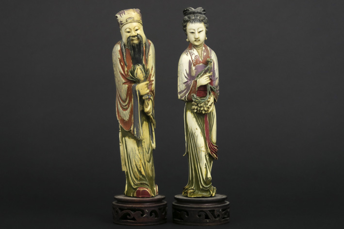 Paar oude Chinese sculpturen in deels gepolychromeerde ivoor : "Man" en "Vrouw" - [...]