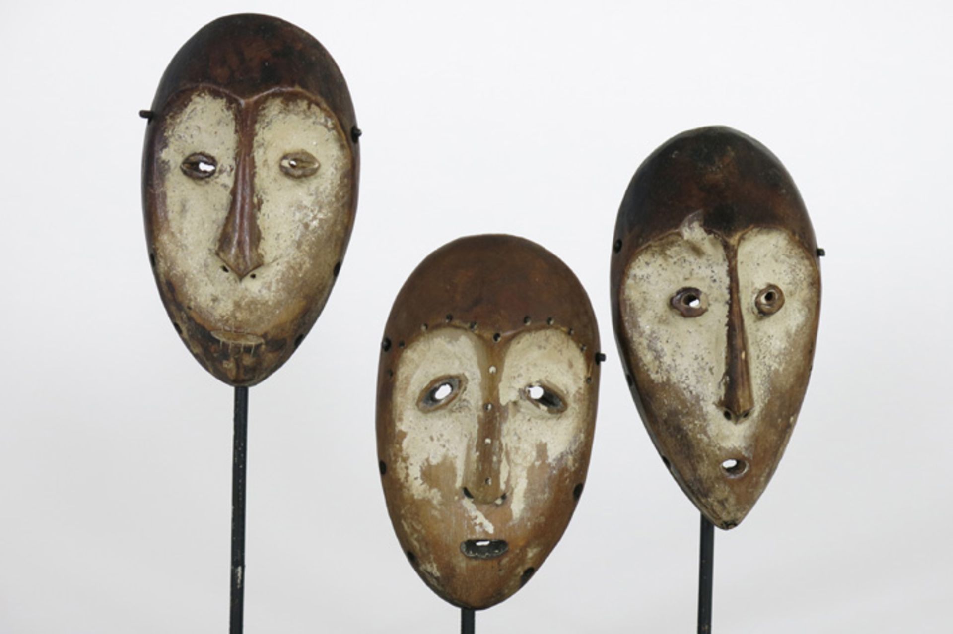 AFRIKA - KONGO - 1° helft 20° EEUW drie 'Lega' - maskers in hout met pigmenten, [...]