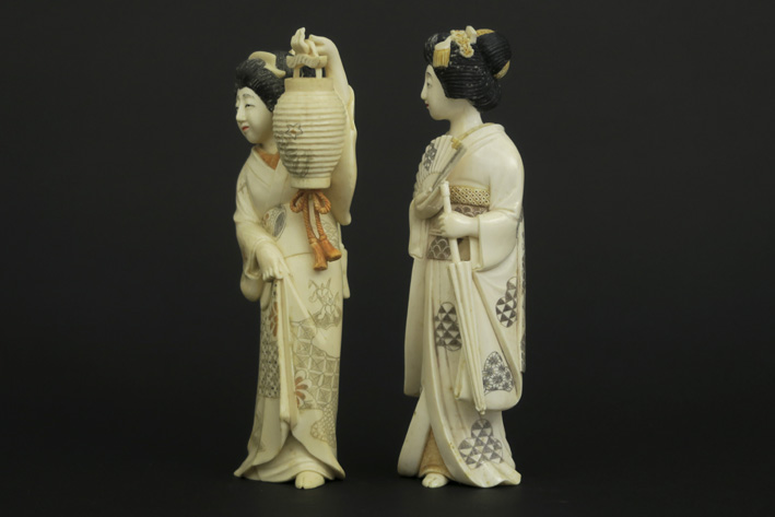 Paar oude Japanse sculpturen in deels gepolychromeerde ivoor telkens een geisha [...] - Image 4 of 5