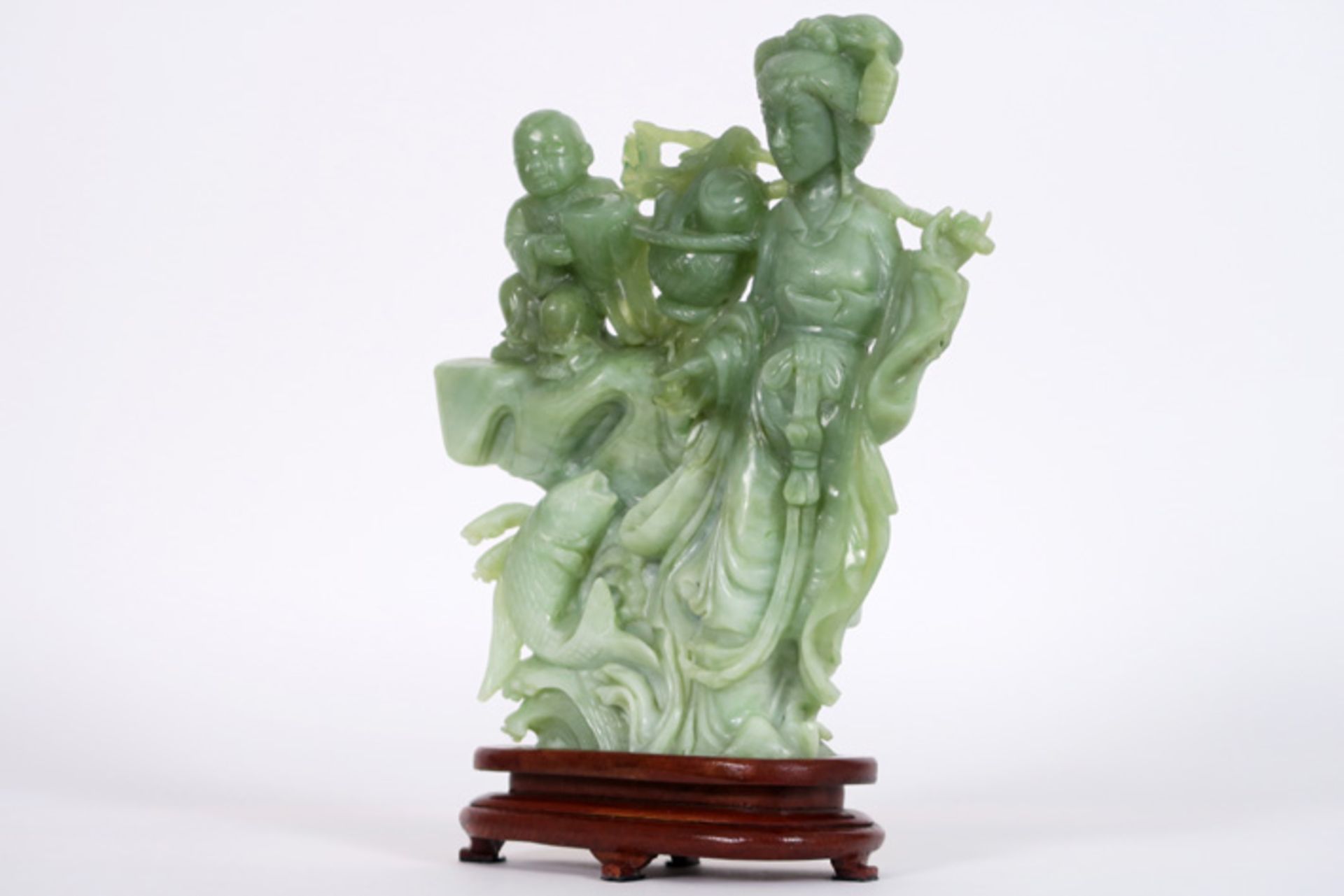 Chinese sculptuur in jade : "Hofdame met zotje" - hoogte : 25,5 cm||Chinese "court [...] - Bild 4 aus 4