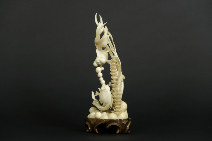 Antieke Chinese sculptuur in ivoor : "Compositie met vissen" - hoogte : 24 cm - [...] - Image 3 of 3