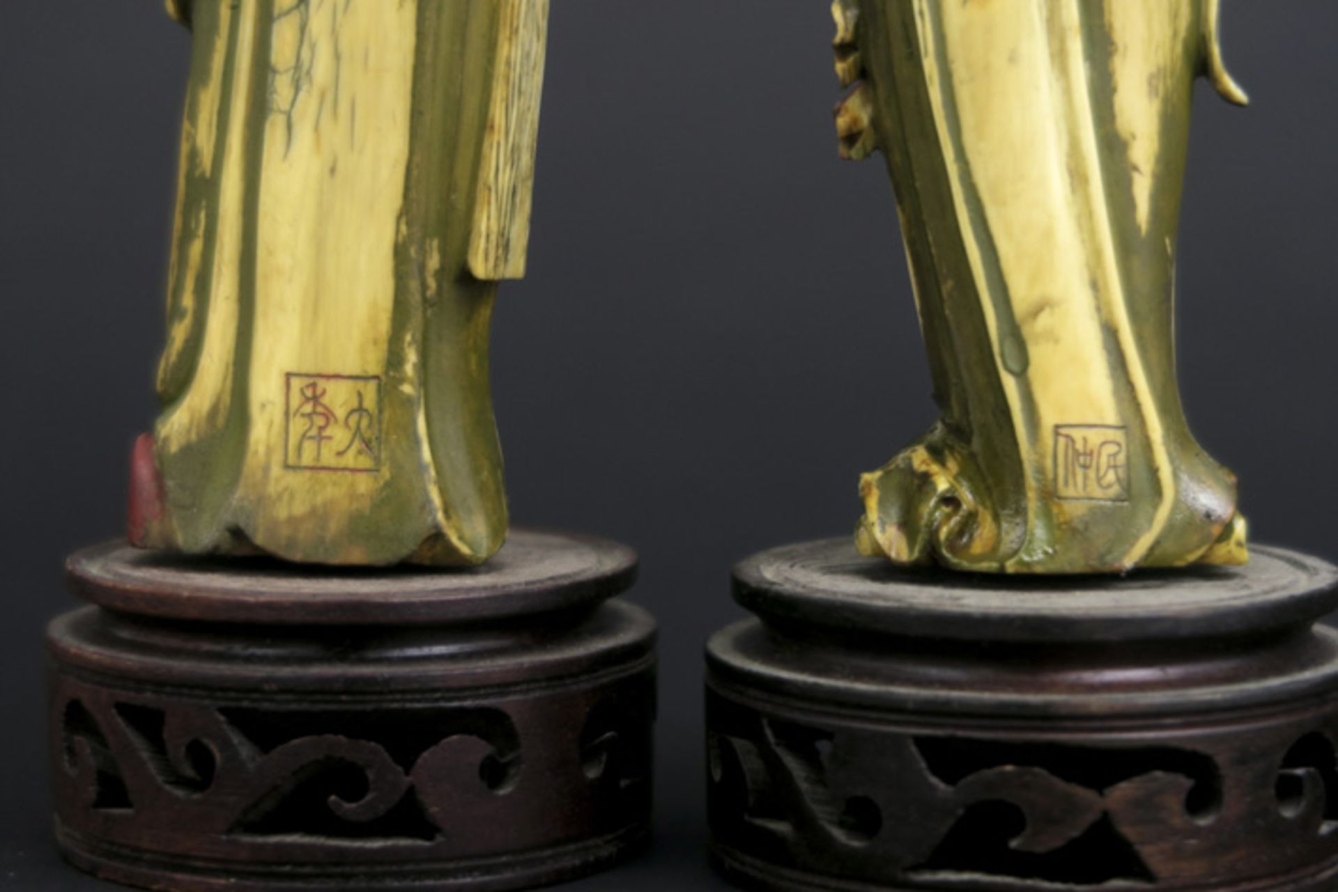 Paar oude Chinese sculpturen in deels gepolychromeerde ivoor : "Man" en "Vrouw" - [...] - Bild 5 aus 5