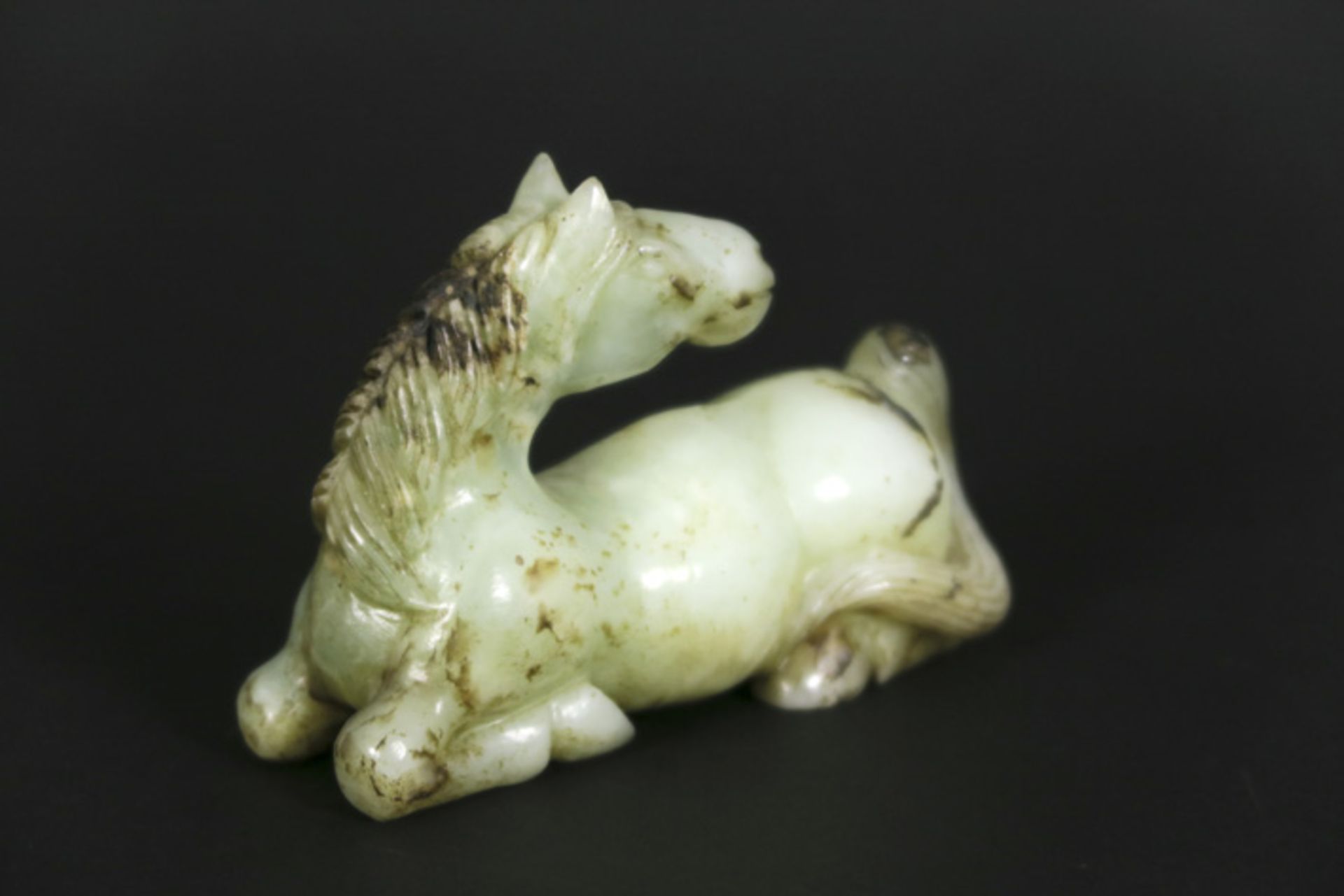 Chinese sculptuur in groene jade met mooie satijnachtige patine : "Liggend paard" - [...] - Bild 2 aus 3