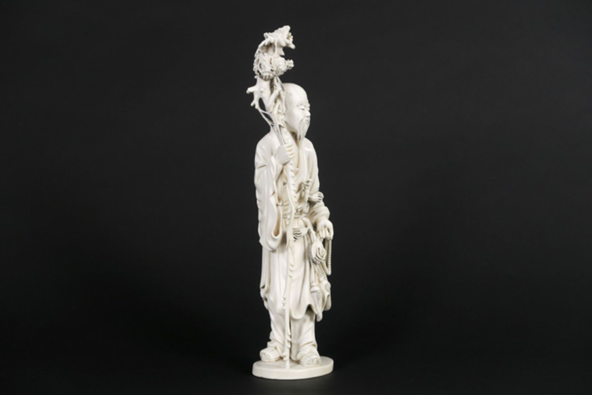 Fraaie oude Chinese sculptuur in ivoor : "Wijze met staf" - hoogte : 39 cm - ca [...] - Bild 2 aus 5