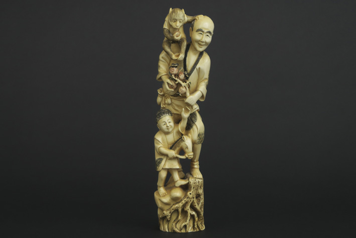 Oude Chinese sculptuur in ivoor : "Man met aap op de schouder en met kind" - hoogte [...]