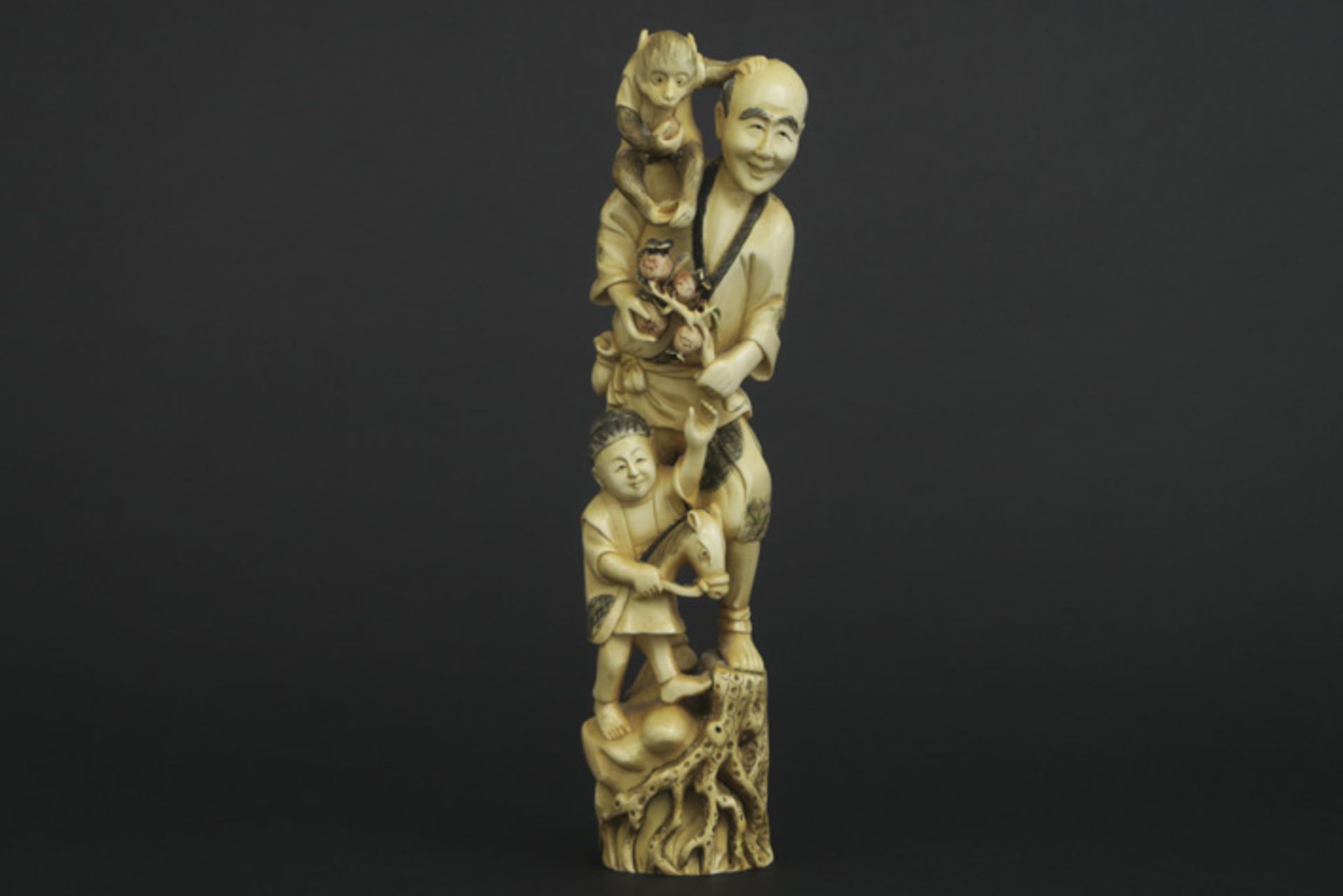 Oude Chinese sculptuur in ivoor : "Man met aap op de schouder en met kind" - hoogte [...]