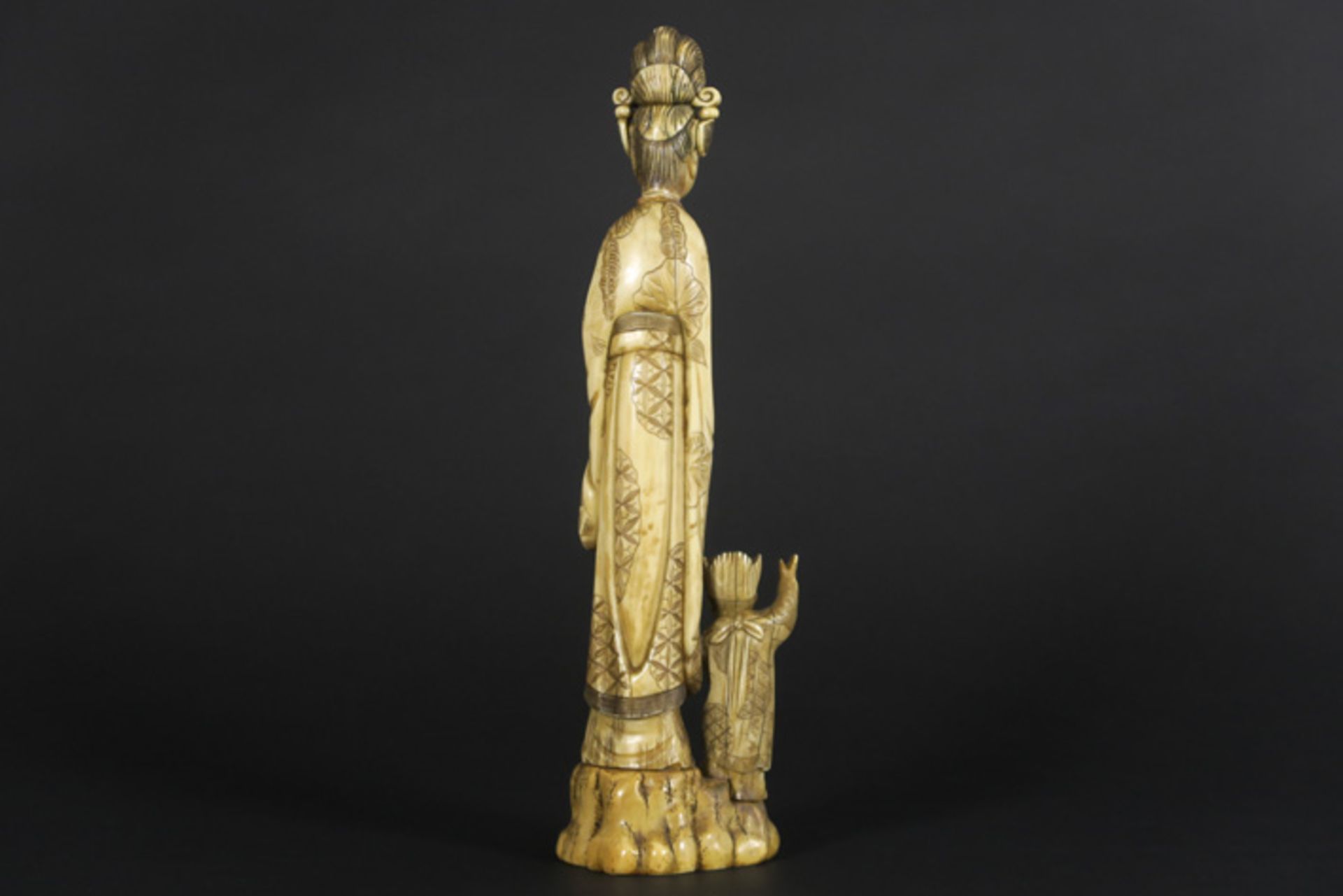 Antieke Chinese sculptuur in ivoor : "Vrouw met kind" - hoogte : 30,5 cm - ca [...] - Bild 3 aus 5