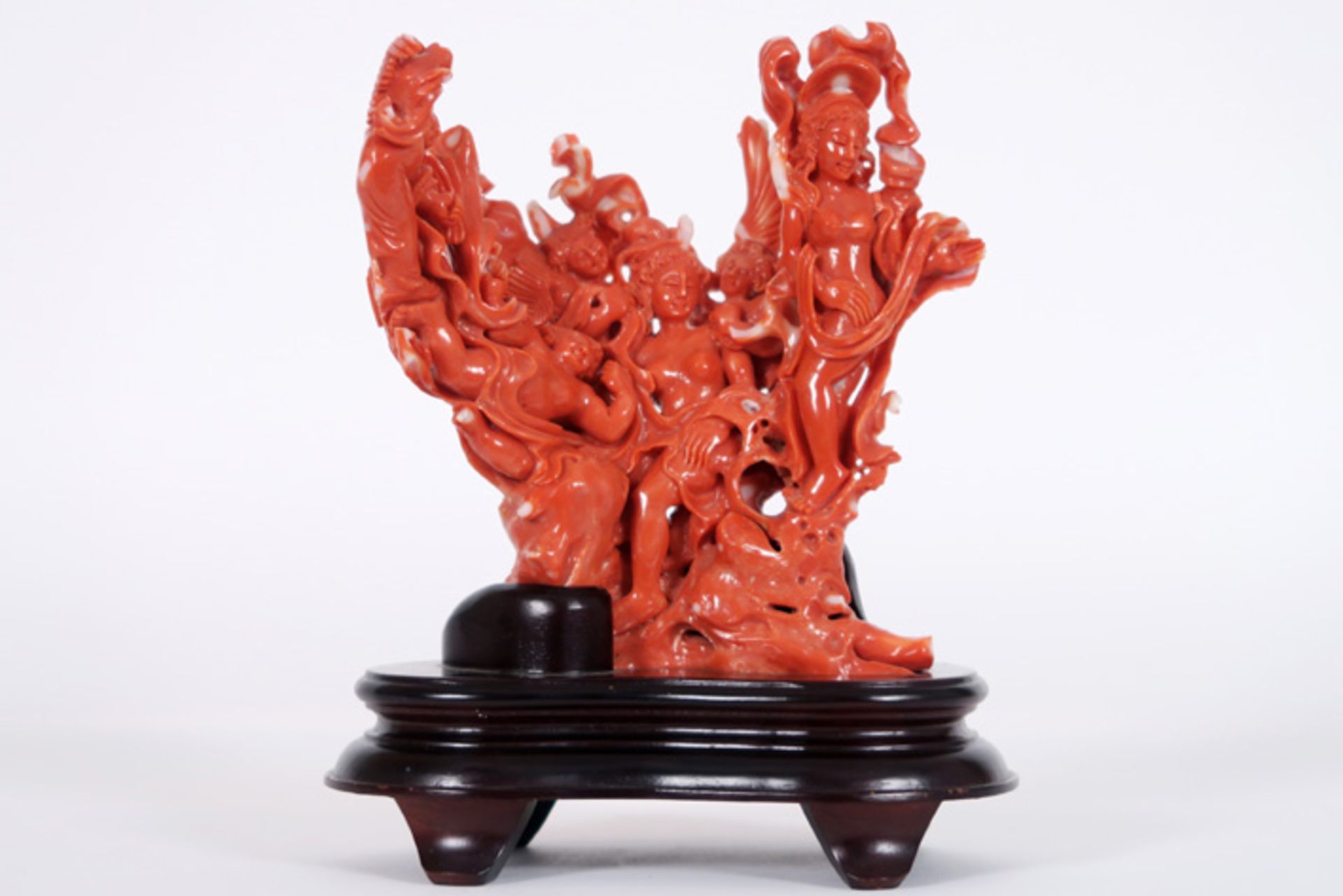 Zeer mooie Chinese sculptuur in rode koraal met een fijnuitgewerkte boeddhistische [...]