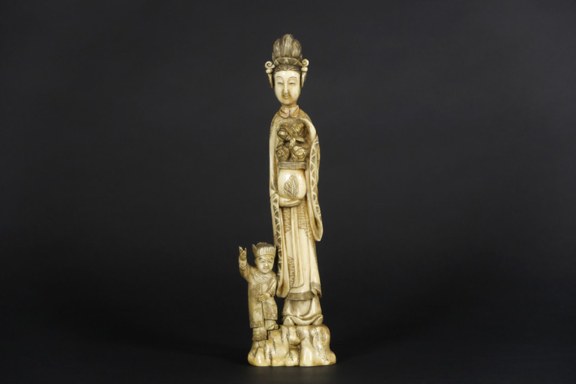 Antieke Chinese sculptuur in ivoor : "Vrouw met kind" - hoogte : 30,5 cm - ca [...]