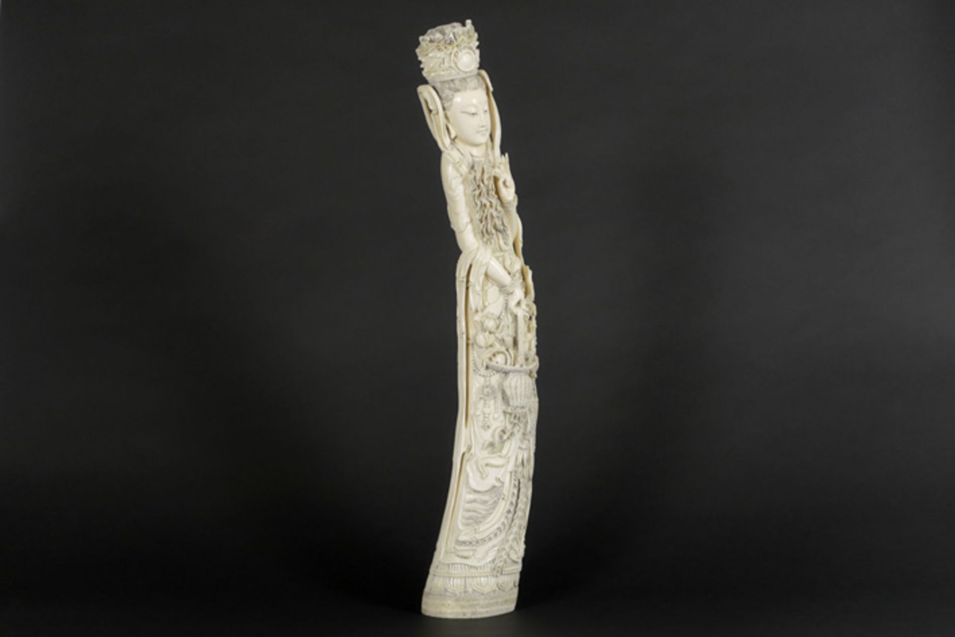 Oude vrij grote Chinese sculptuur in ivoor met de voorstelling van een jonge keizerin [...] - Bild 2 aus 5