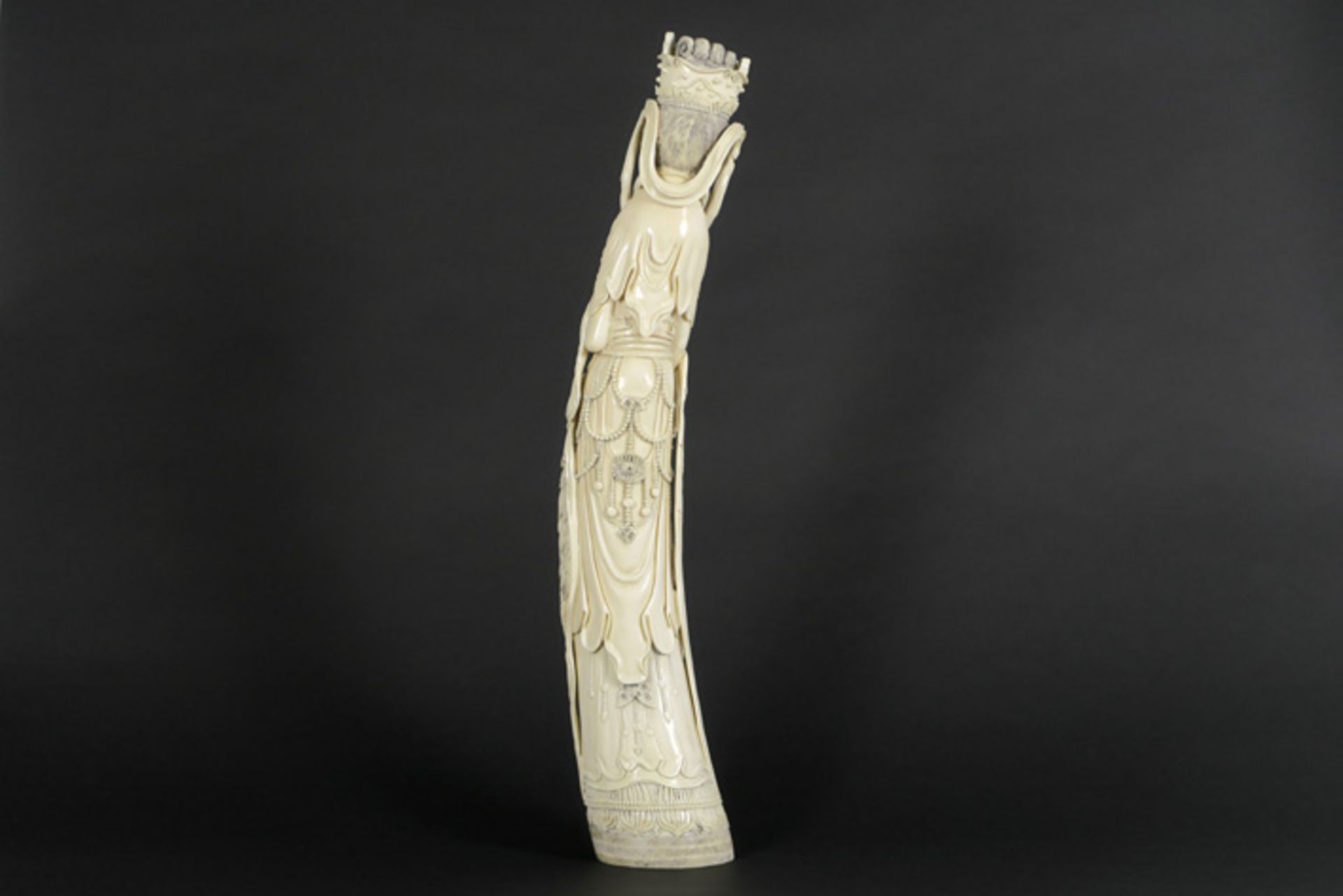 Oude vrij grote Chinese sculptuur in ivoor met de voorstelling van een jonge keizerin [...] - Bild 3 aus 5