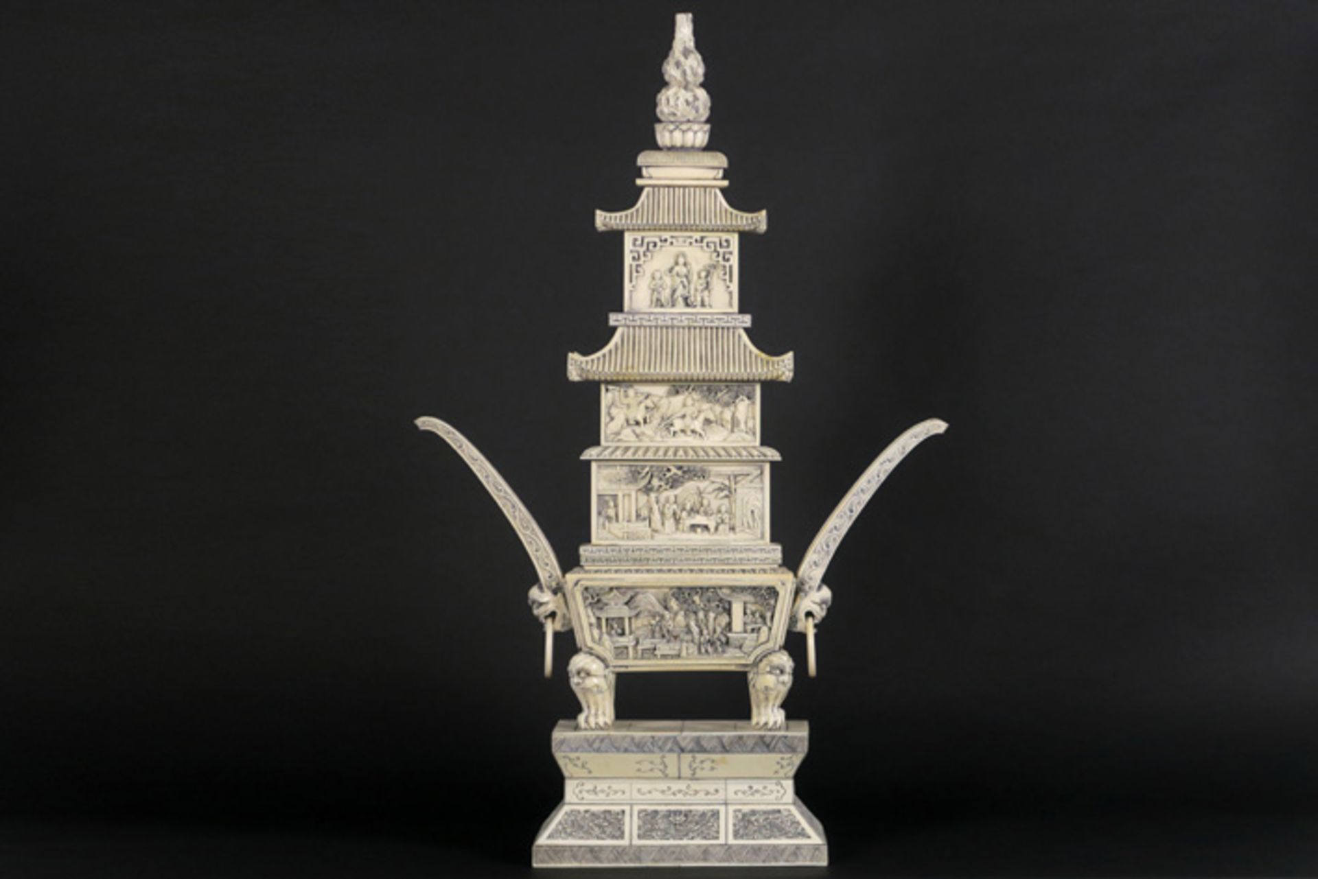 Vrij groot, Chinees gedekseld pagodevormig sierstuk met grepen in ivoor, versierd met [...]