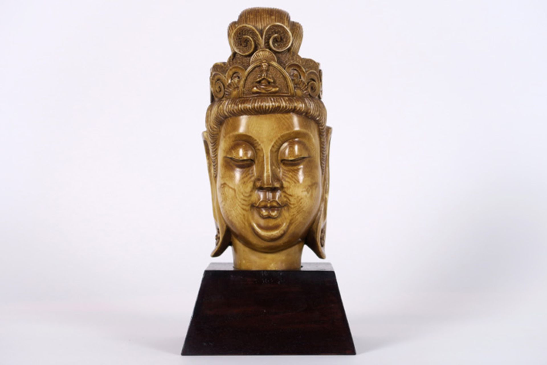 Oosterse sculptuur in gefumeerde ivoor : "Hoofd van Quan Yin met kroon met Boeddha" [...]