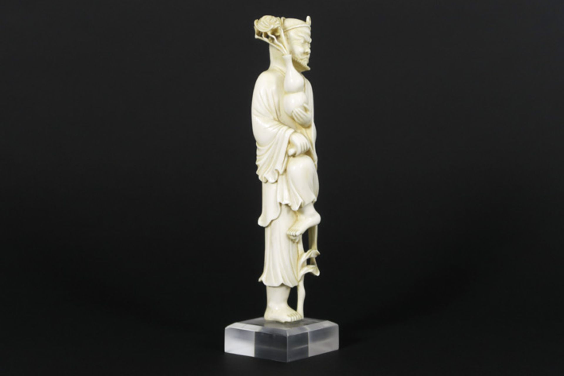 Antieke' Chinese sculptuur in ivoor met mooie patine en met de voorstelling van een [...] - Bild 2 aus 4