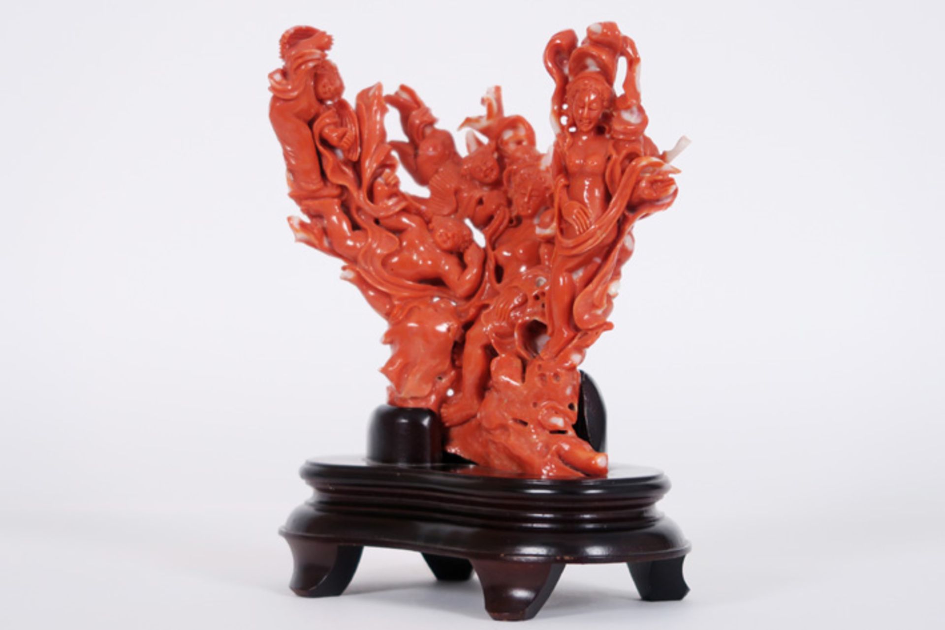 Zeer mooie Chinese sculptuur in rode koraal met een fijnuitgewerkte boeddhistische [...] - Bild 4 aus 4