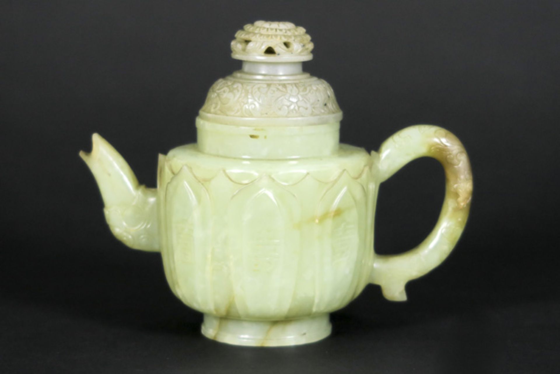 CHINA - MING-DYNASTIE (1368 - 1644) (?) theepot in groene jade met gesculpteerde [...]