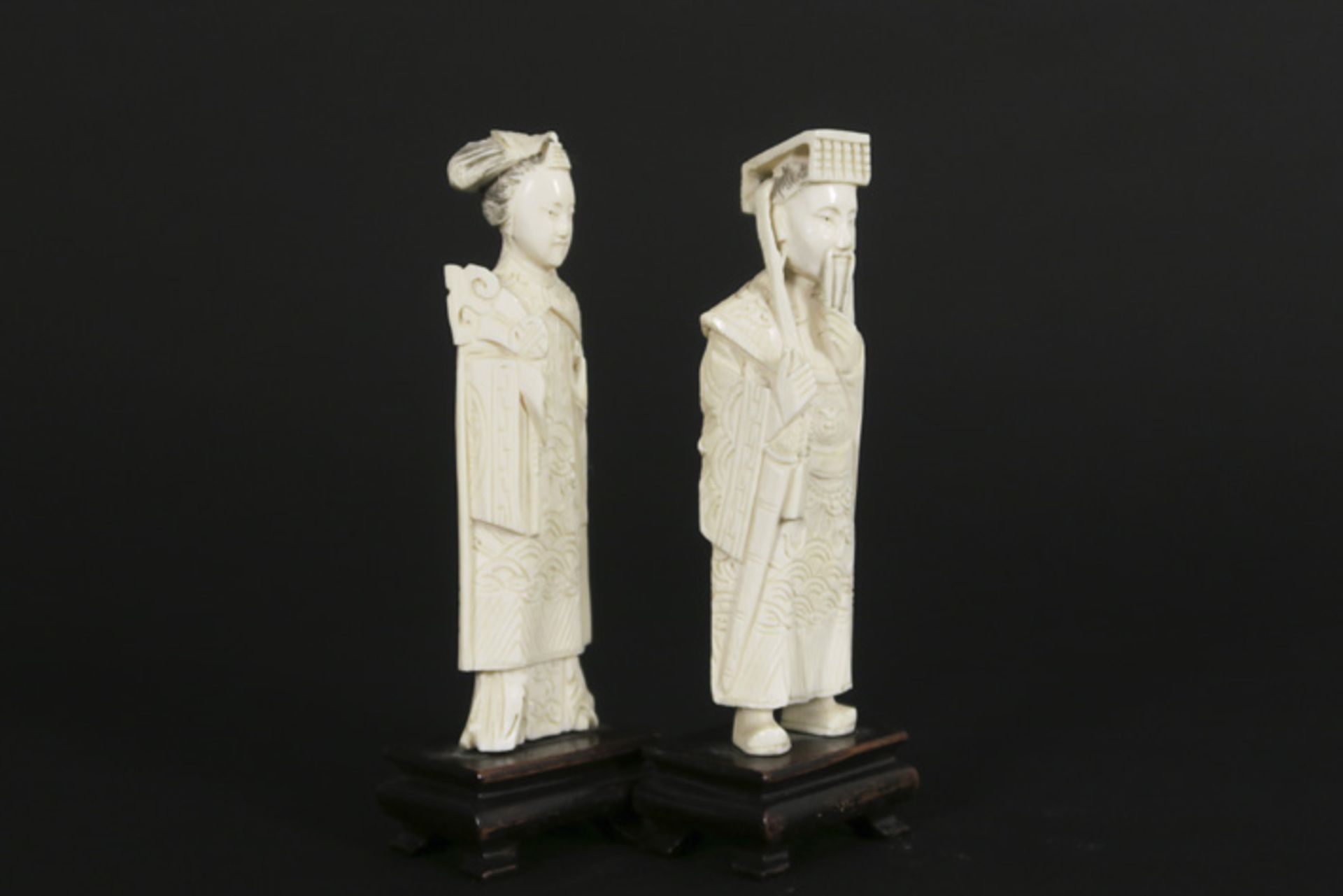 Paar kleine Chinese sculpturen in ivoor : "Keizer" en "Keizerin" - hoogtes : 12 en [...] - Bild 2 aus 4