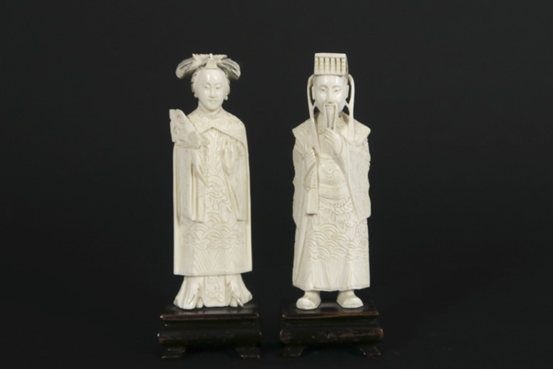 Paar kleine Chinese sculpturen in ivoor : "Keizer" en "Keizerin" - hoogtes : 12 en [...]
