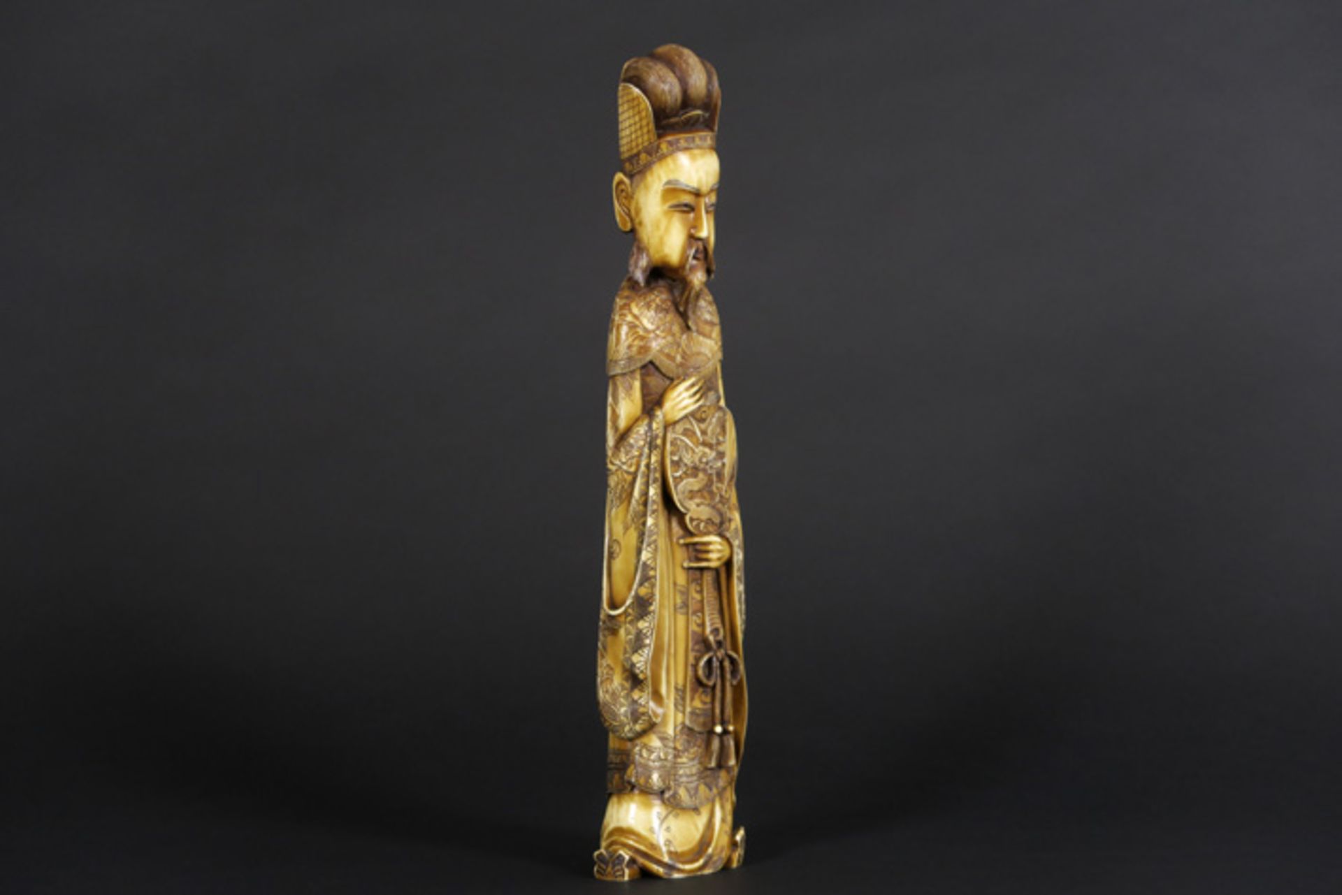 Antieke Japanse sculptuur in ivoor : "Wijze met waaier" - hoogte : 37,5 cm - 19° [...] - Bild 2 aus 5