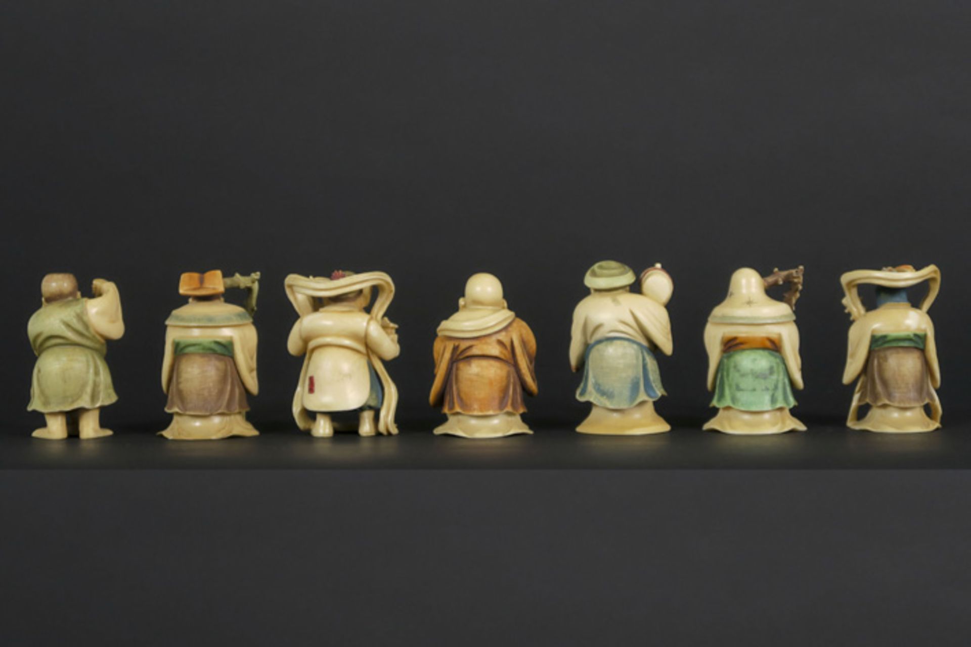 Reeks van zeven oude Chinese gepolychromeerde sculptuurtjes met de voorstelling van [...] - Bild 2 aus 2