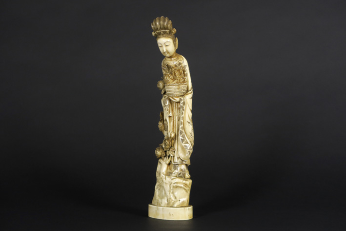 Antieke Japanse sculptuur in ivoor : "Vrouw met bloemenkorf" - hoogte : 36 cm - [...] - Image 4 of 5