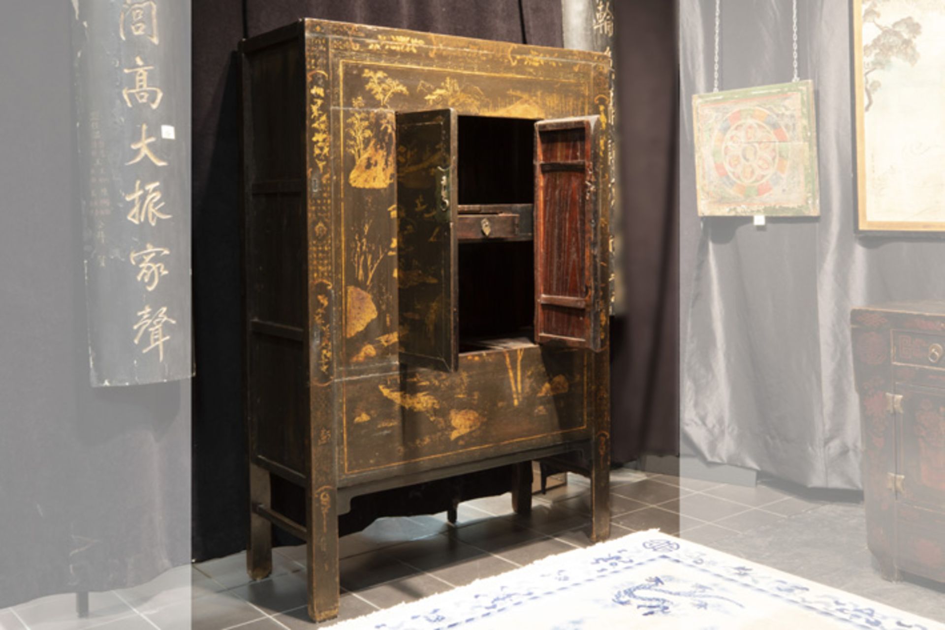 CHINA / SHANXI - QING-DYNASTIE (1644 - 1912) mooi antiek meubel in gelakt hout met [...] - Bild 2 aus 2