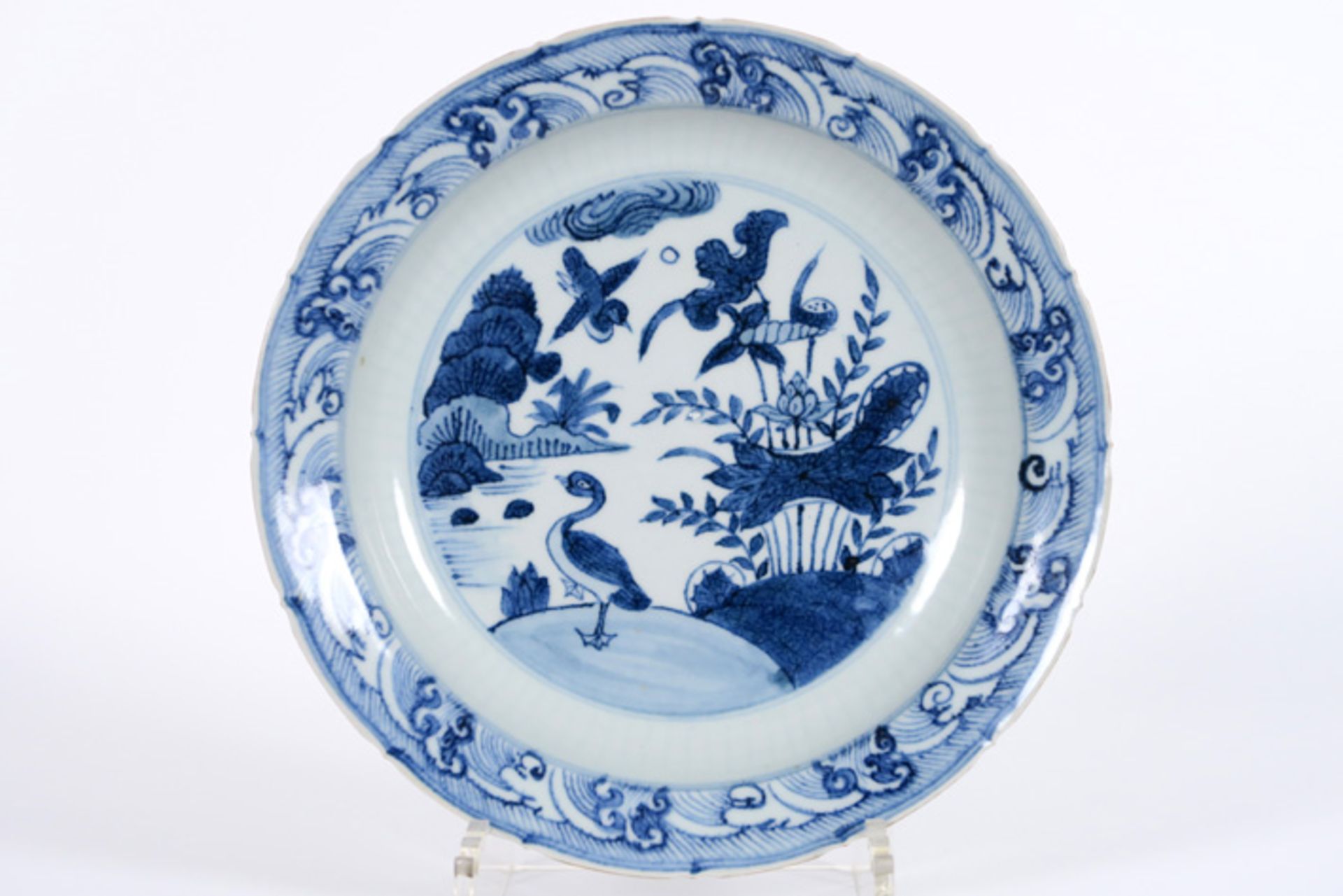 Chinese schaal in porselein met een blauwwit decor met eend aan vijver - diameter : [...]